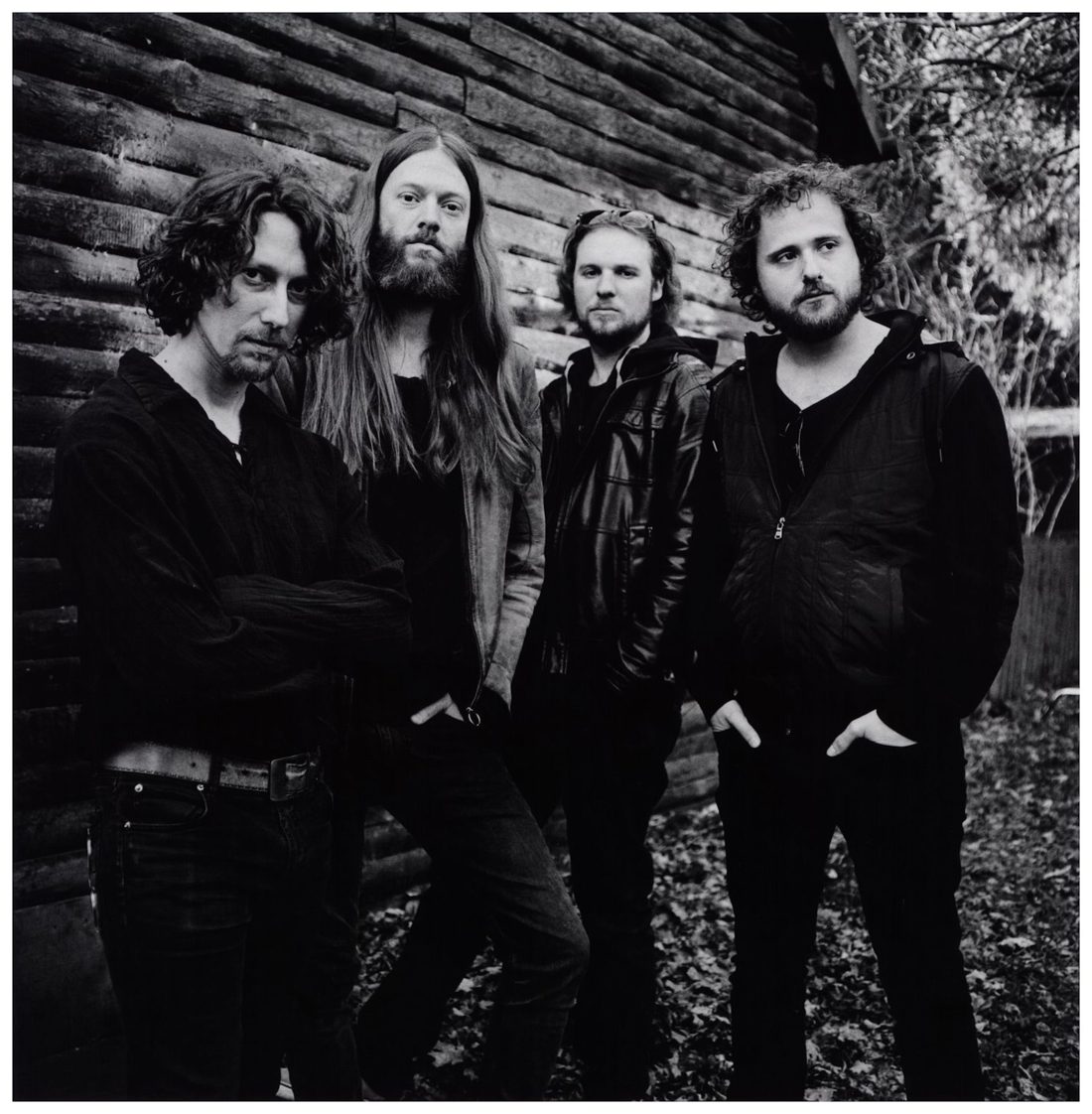 Bentai and the Remedy vor einer Holzwand